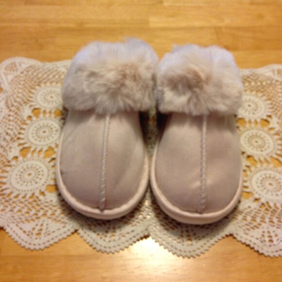 Soft fluffy memory foam houseshoes, nwot - Picture 1 of 4